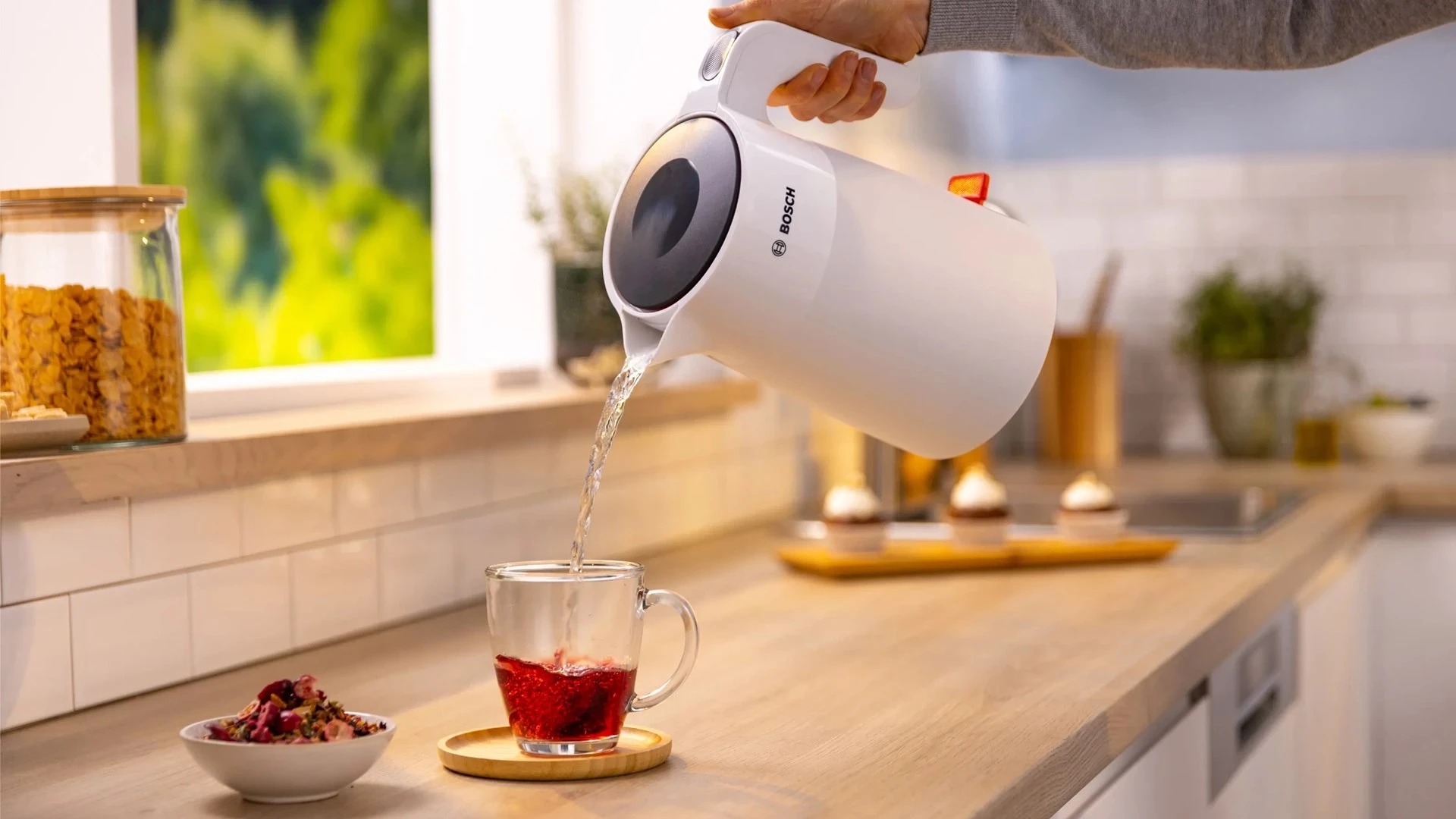 Električni grelnik vode Bosch TWK2M161, 1,7 L, 2400 W, bel