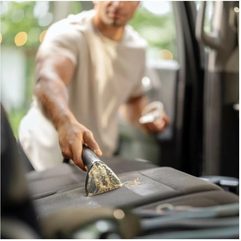 Prenosni brezžični čistilec madežev Bissell SpotClean 3681N, črn