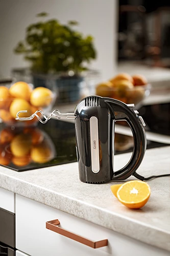 Ročni mešalnik, 300 W, 5 hitrosti, Turbo, z metlicami in kavlji iz nerjavečega jekla, Adler CR 4218, črn