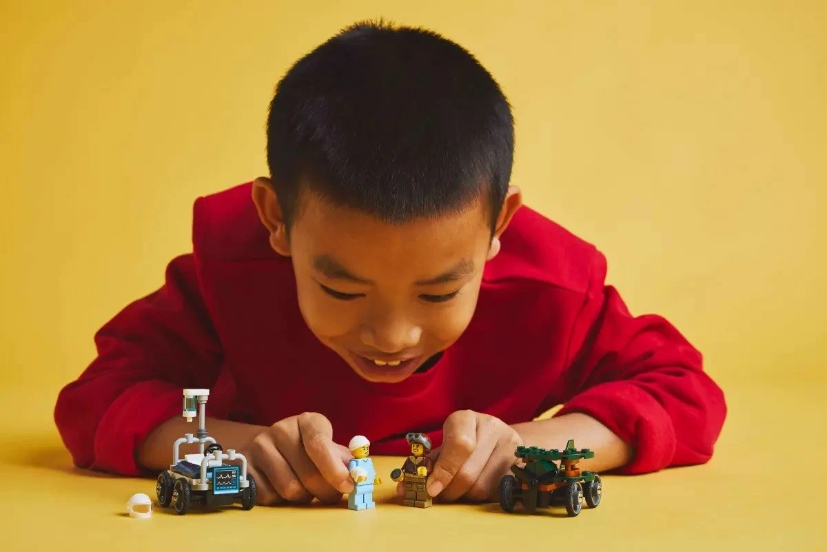 Avion proti bolnišnični postelji LEGO City 60459, 2 minifigi