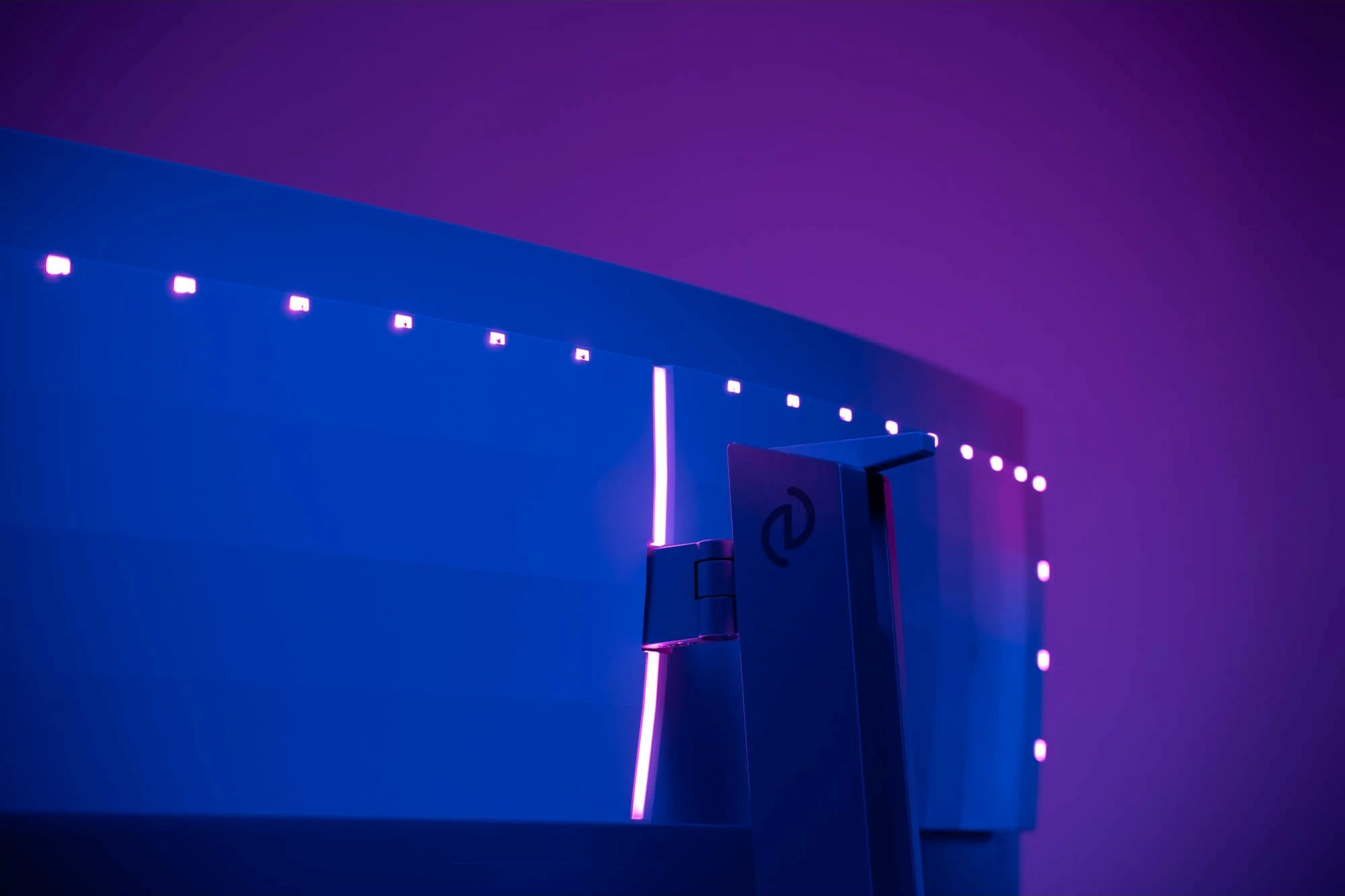 Ultraširok QD-OLED zaslon 49 inč, 5120x1440, 32:9, Ambilight, USB-C - Philips 49M2C8900, bel