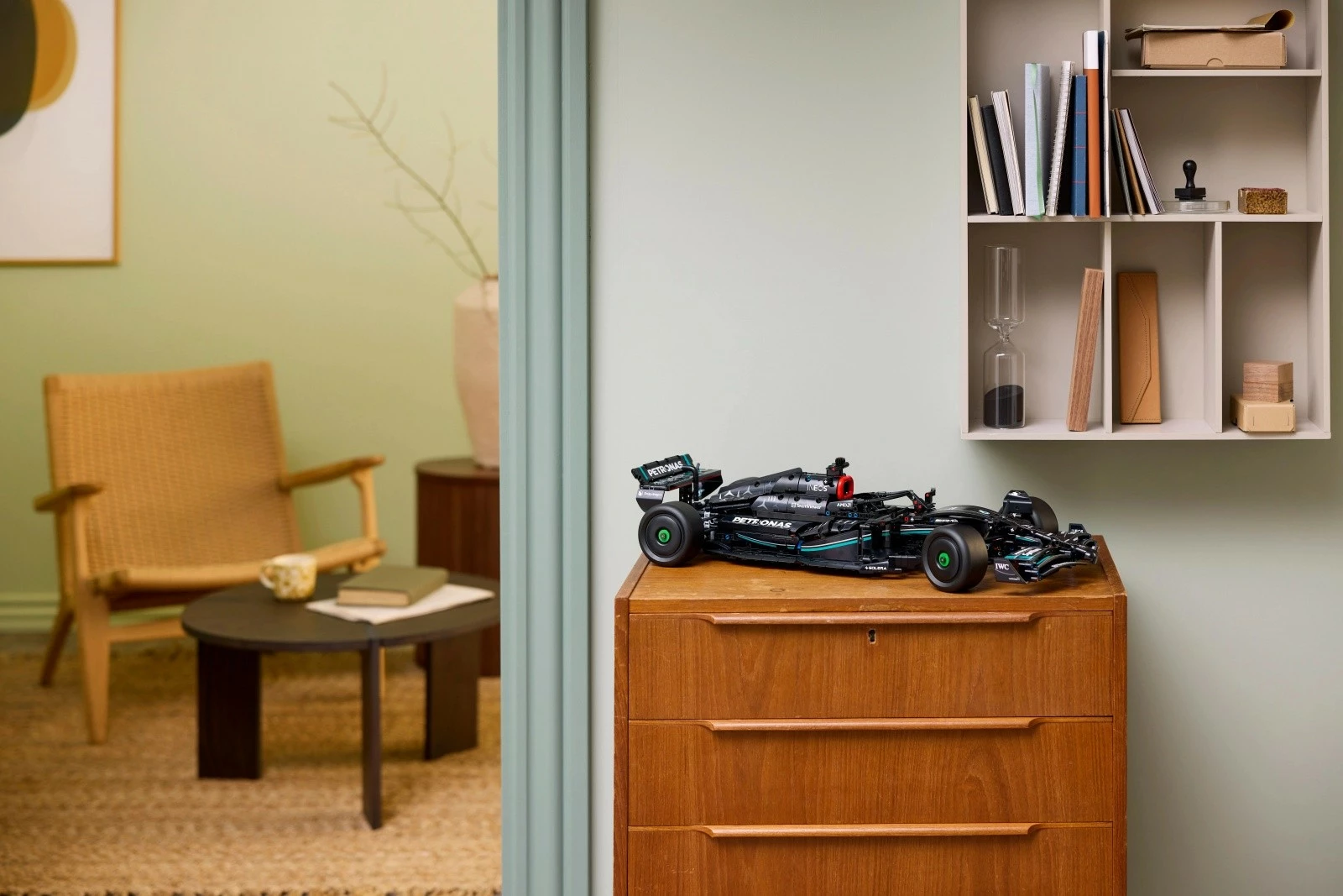 Model dirkalnika Mercedes-AMG F1 W14 E Performance, set gradnje LEGO Technic, 1642 delov, črn