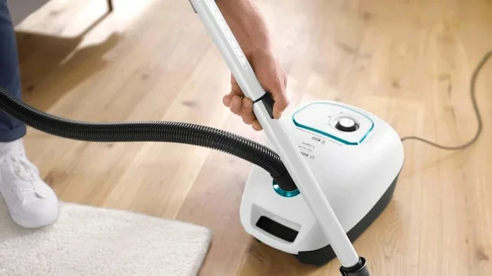 Sesalnik z vrečko, 600 W, bel Bosch Serie 4 BGB41HYG1H