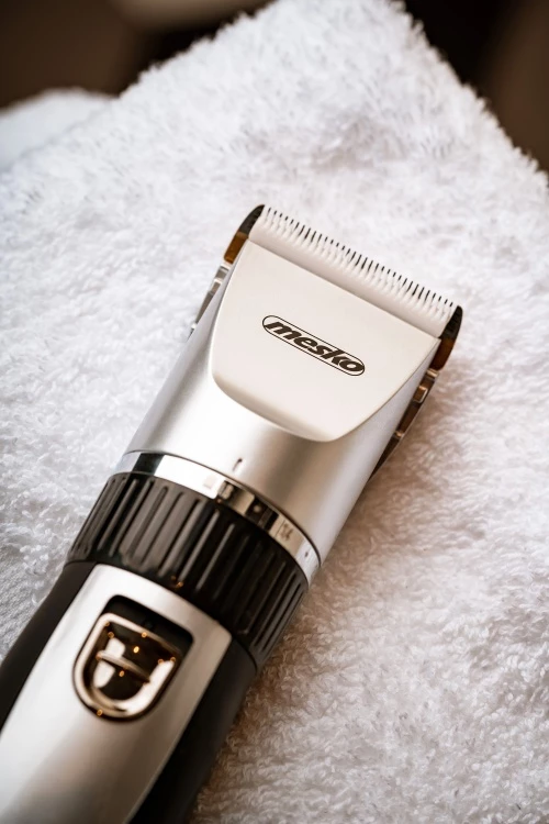 Strižnik za hišne ljubljenčke Adler MS 2826, titanska glava s keramičnim rezilom, 35 W, do 90 min, z/brez kabla, komplet s 4 glavniki in rezervno baterijo