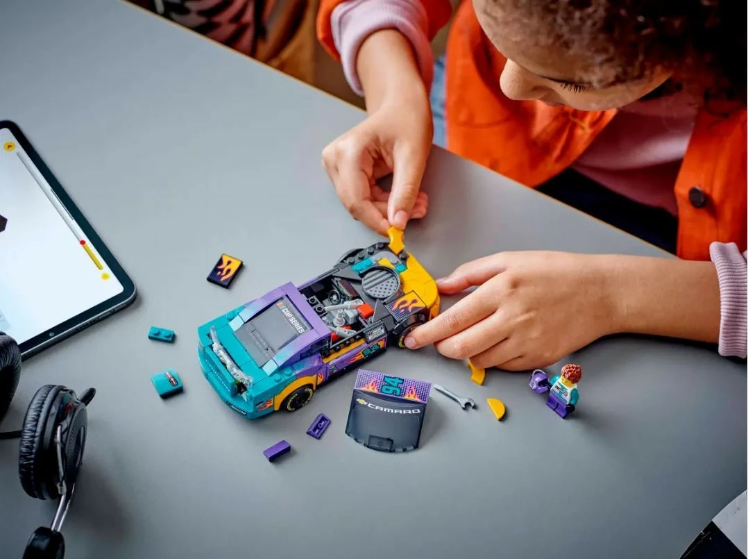 Dirkalni komplet LEGO Speed Champions NASCAR Next Gen Chevrolet Camaro ZL1, 328 kock, za otroke 9+ let, večbarven