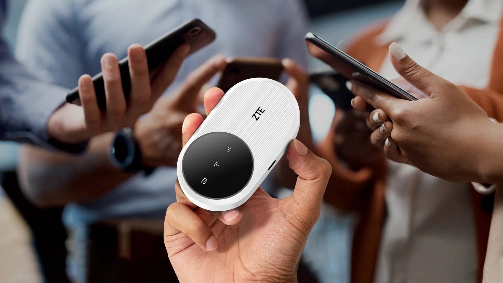 Mobilni usmerjevalnik ZTE U10, LTE, WiFi 6, Nano SIM, bela/črna