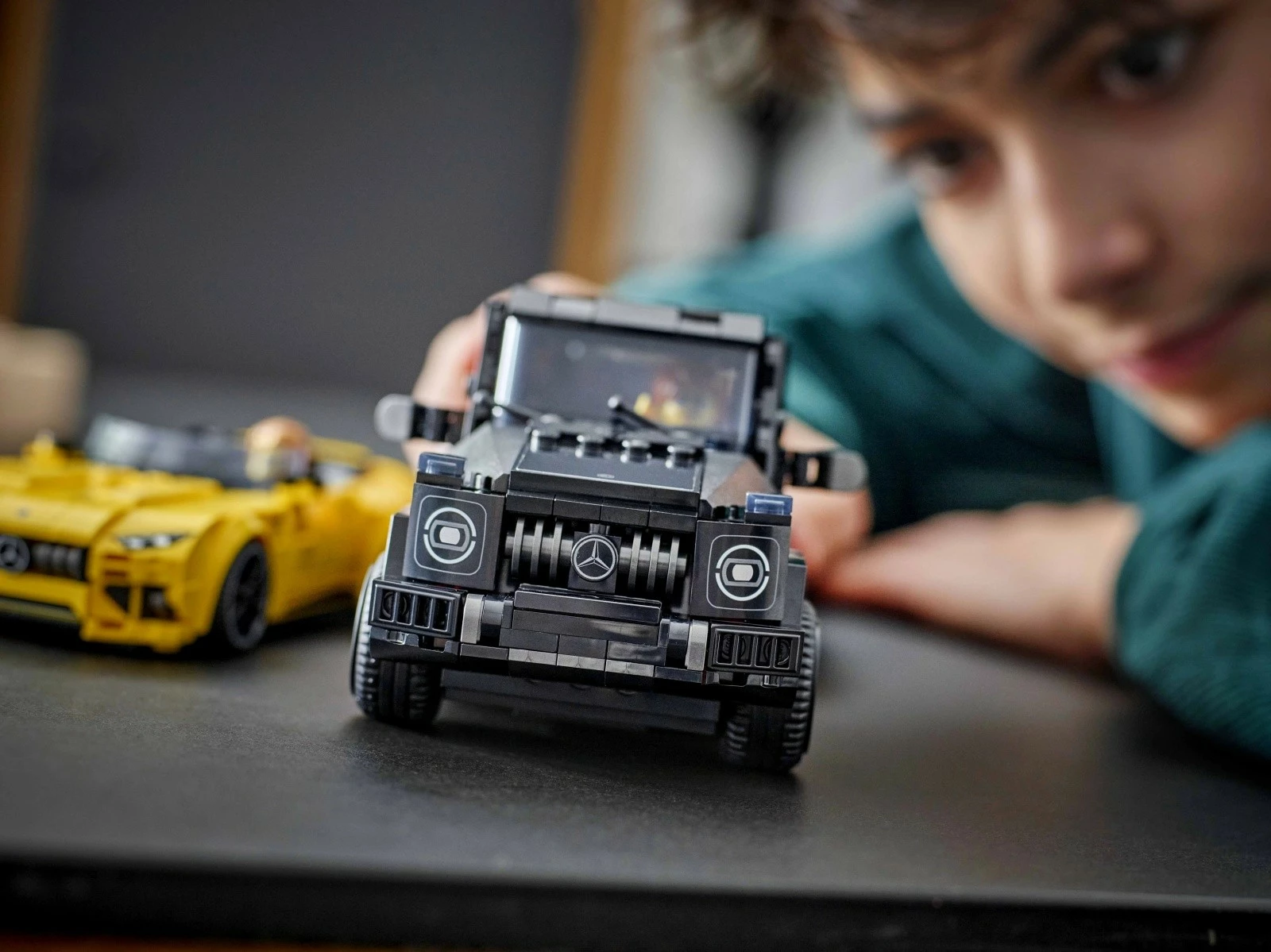 Igralni komplet LEGO Speed Champions z Mercedes‑AMG G 63 in Mercedes‑AMG SL 63, 806 delov, črn in rumen
