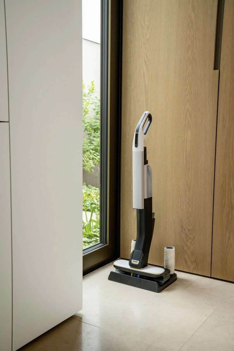 Električni mop Karcher FC 4-4 Battery Set INT 1.056-400.0, črn/srebrn/bel, komplet z dodatki