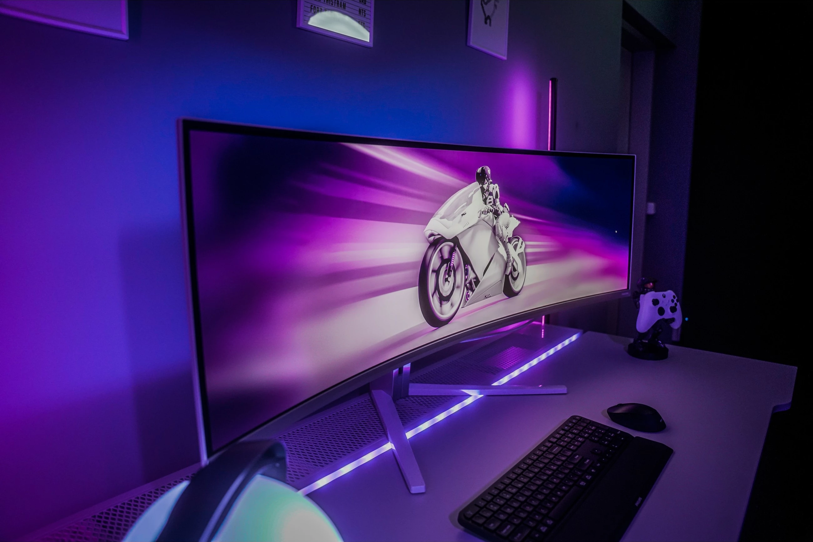 Ultraširok QD-OLED zaslon 49 inč, 5120x1440, 32:9, Ambilight, USB-C - Philips 49M2C8900, bel