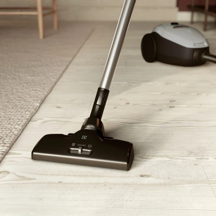 Sesalnik Electrolux Pure D8 PD82-4MG, s priključnim kablom, sivi