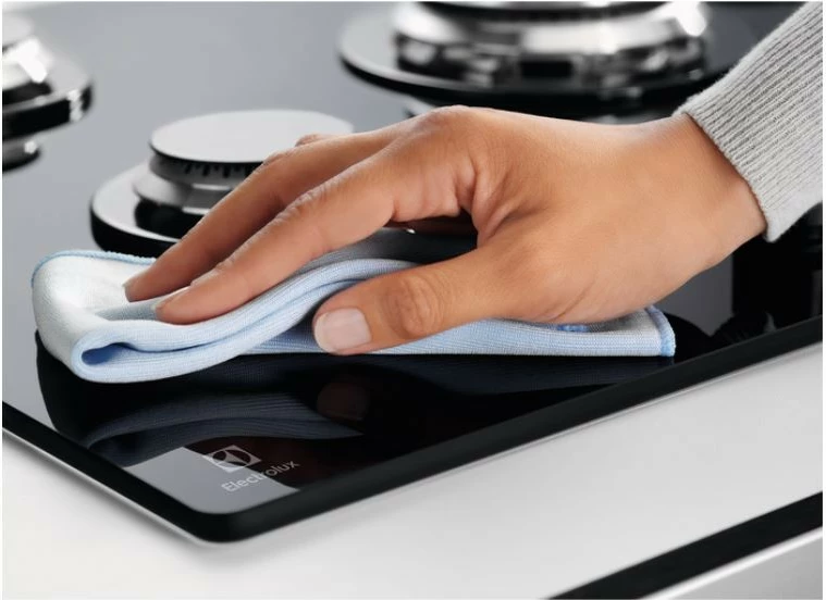 Plinska kuhalna plošča z 4 kuhališči Electrolux EGG6426SK, črn stekleni zgornji del