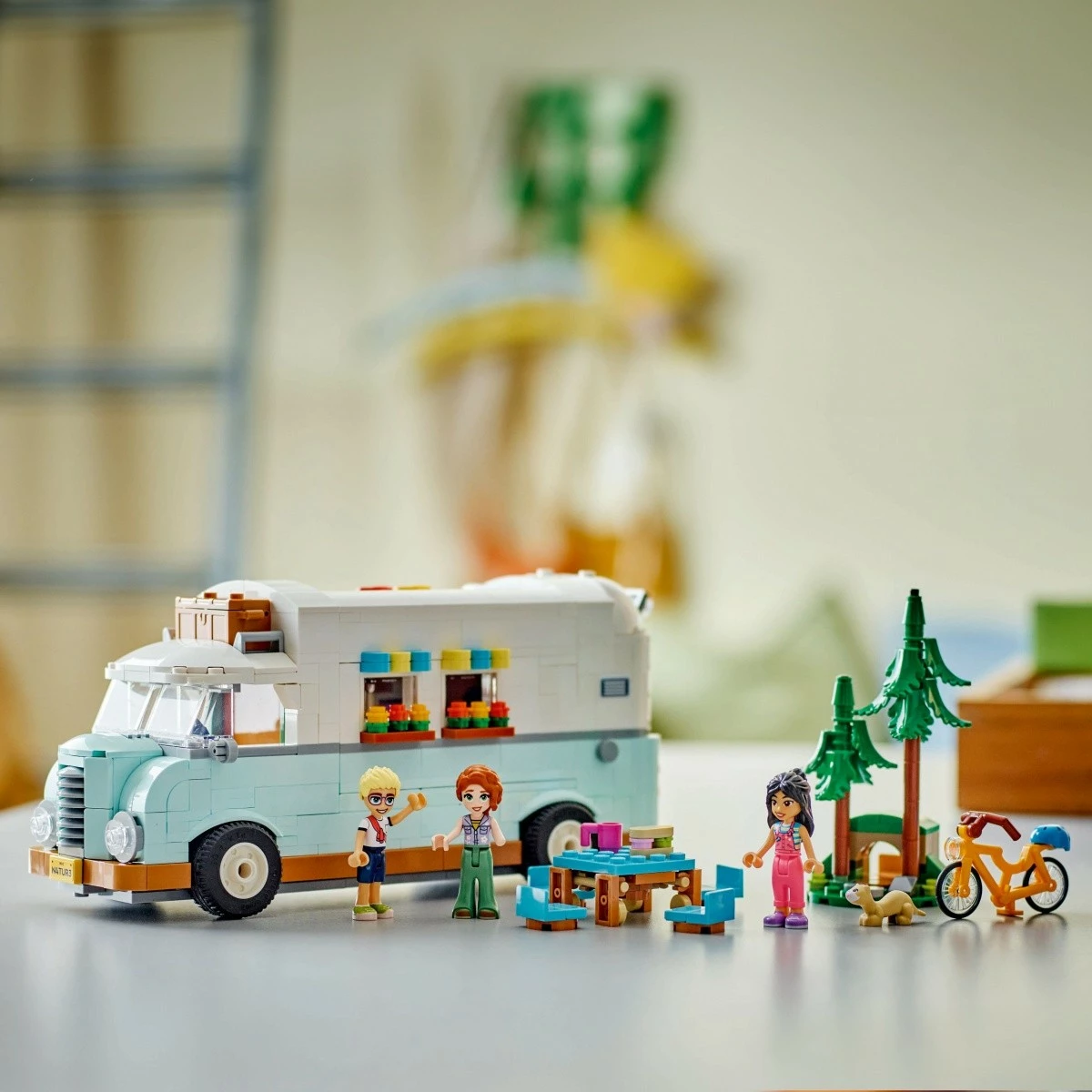 Set za gradnjo Avantura v prijateljičinem prikolici LEGO Friends 42663, 778 kosov, plastika