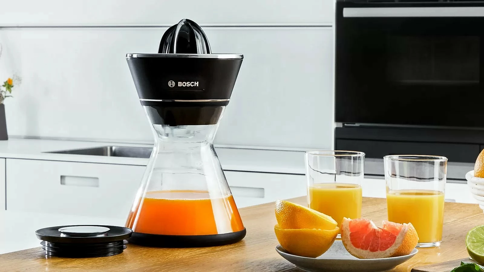 Stiskalnik citrusov Bosch MCP72GPB, 1 l, črn