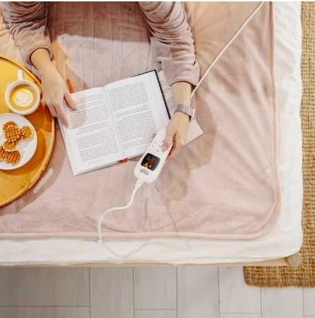 Električna odeja Adler AD 7443, 160 x 180 cm, 7 nastavitev HIGH/LOW, timer 1–9 h, LCD daljinec, 120 W, polar, rožnata