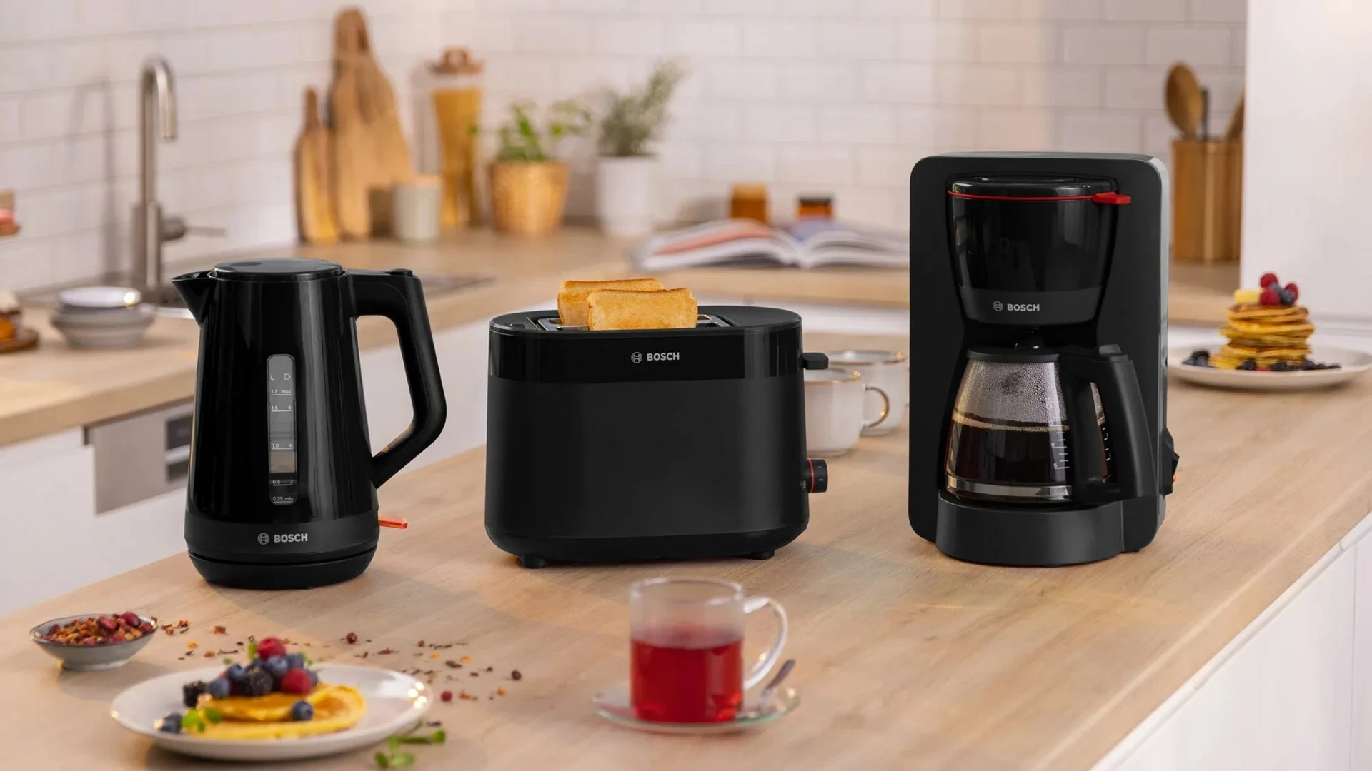 Električni čajnik Bosch TWK1M123, 1,7 L, 2400 W, črn