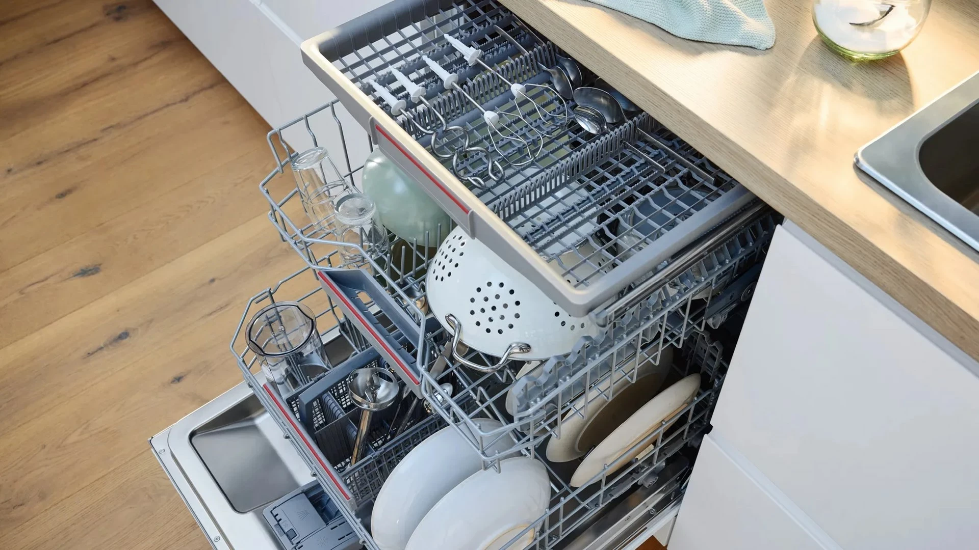 Ročni mešalnik, 750 W, črn in bel Bosch MFQ37470