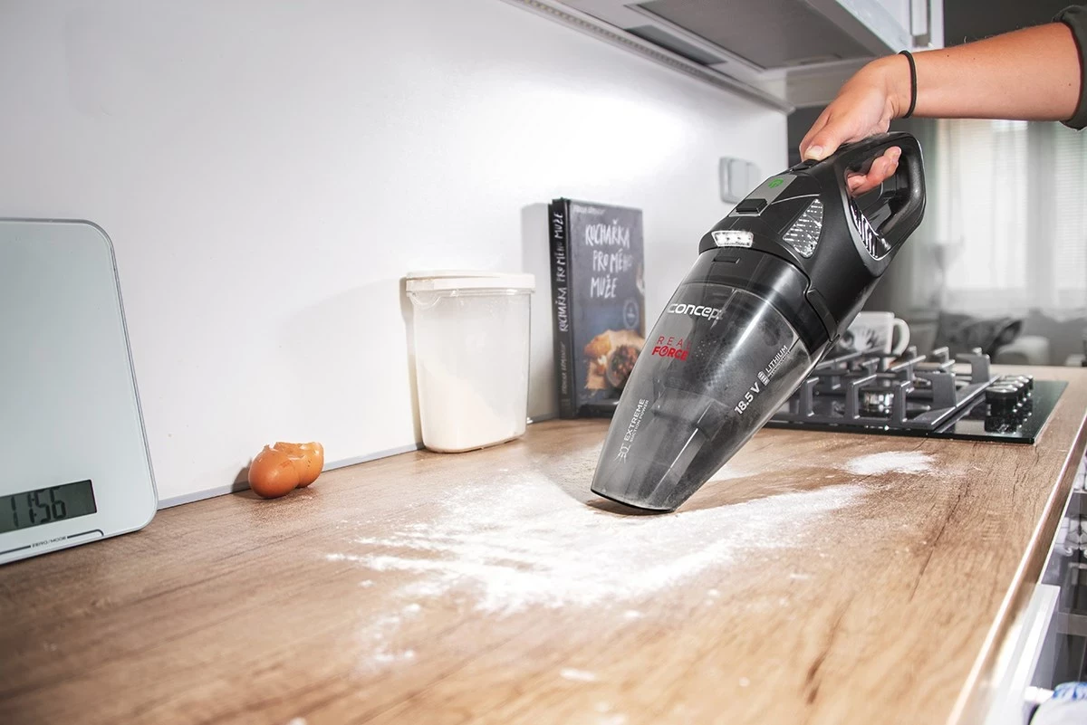 Rokčni sesalnik CONCEPT VP4380, brez vrečke, črn