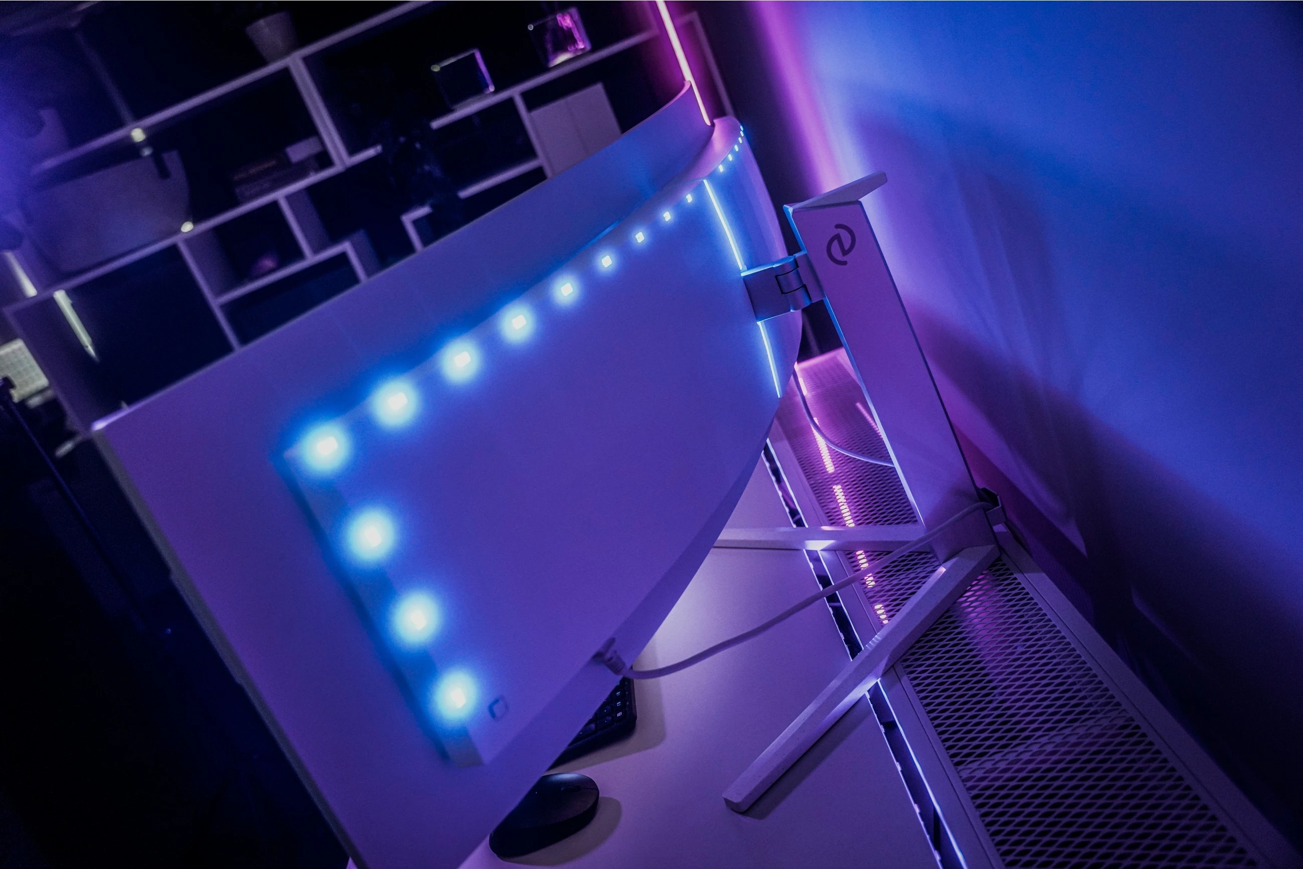 Ultraširok QD-OLED zaslon 49 inč, 5120x1440, 32:9, Ambilight, USB-C - Philips 49M2C8900, bel