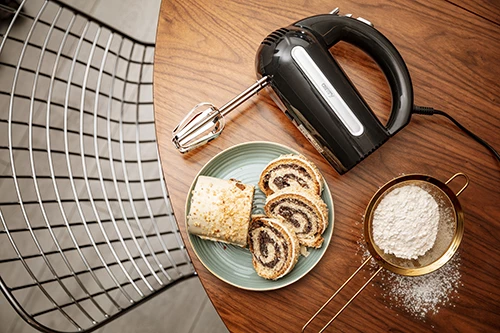 Ročni mešalnik, 300 W, 5 hitrosti, Turbo, z metlicami in kavlji iz nerjavečega jekla, Adler CR 4218, črn