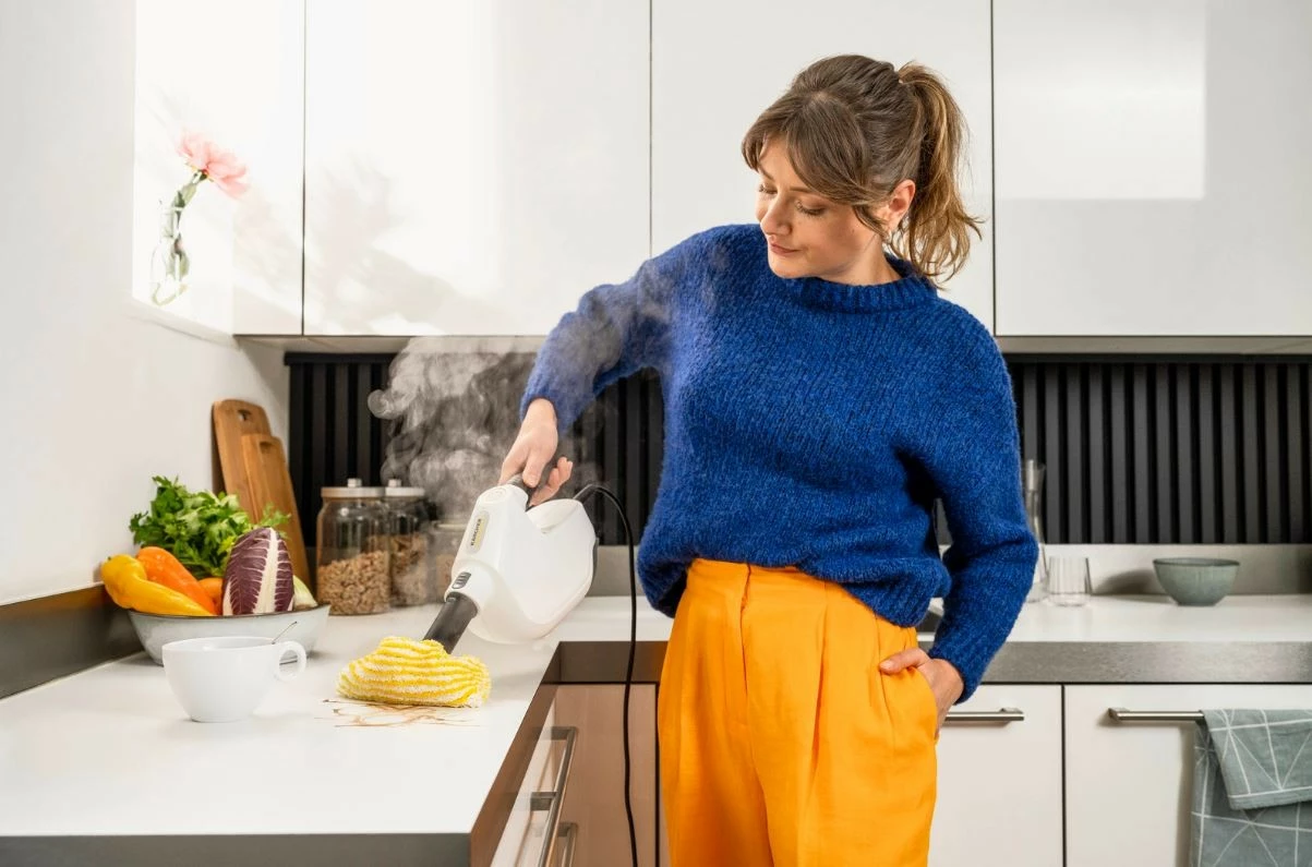 Parni čistilec Karcher SC1 Multi & Up, 1300 W, 200 ml, bel, s kompleti nastavkov