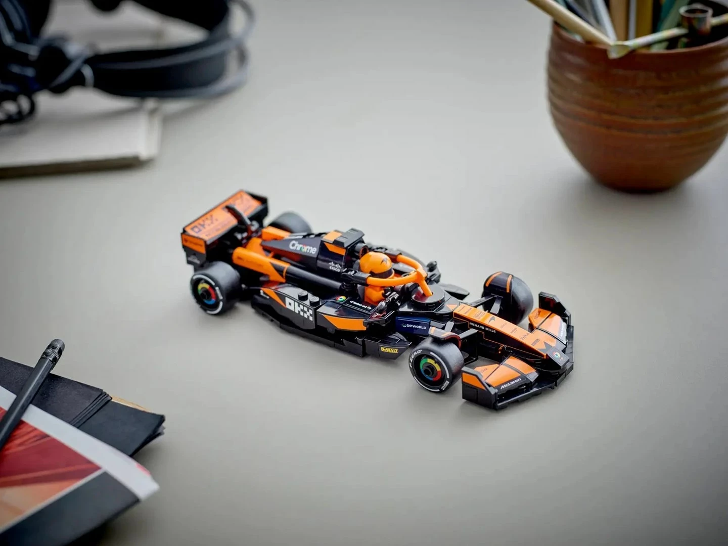 Model dirkalnega avtomobila McLaren F1 Team MCL38, 269 kosov - LEGO Speed Champions