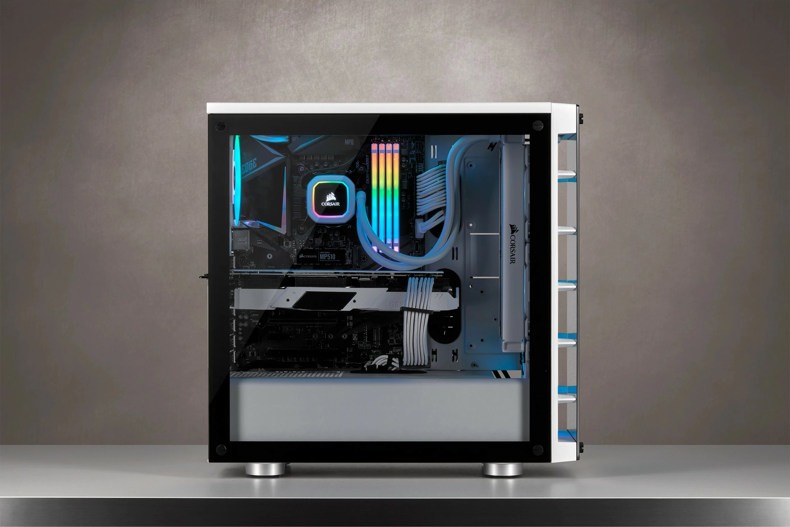 Računalniško ohišje Corsair Crystal 465X, midi tower, kaljeno steklo, RGB, belo