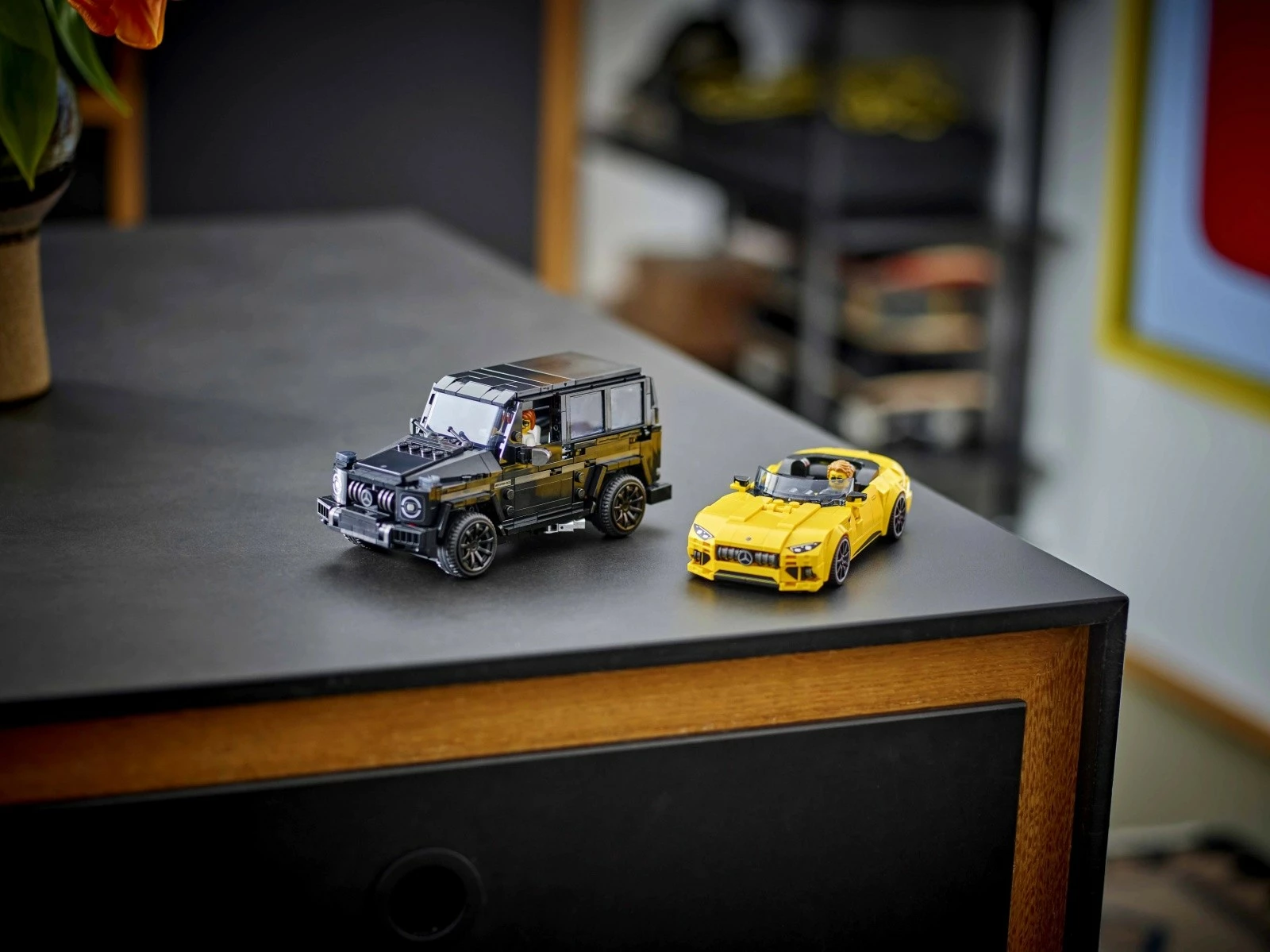 Igralni komplet LEGO Speed Champions z Mercedes‑AMG G 63 in Mercedes‑AMG SL 63, 806 delov, črn in rumen