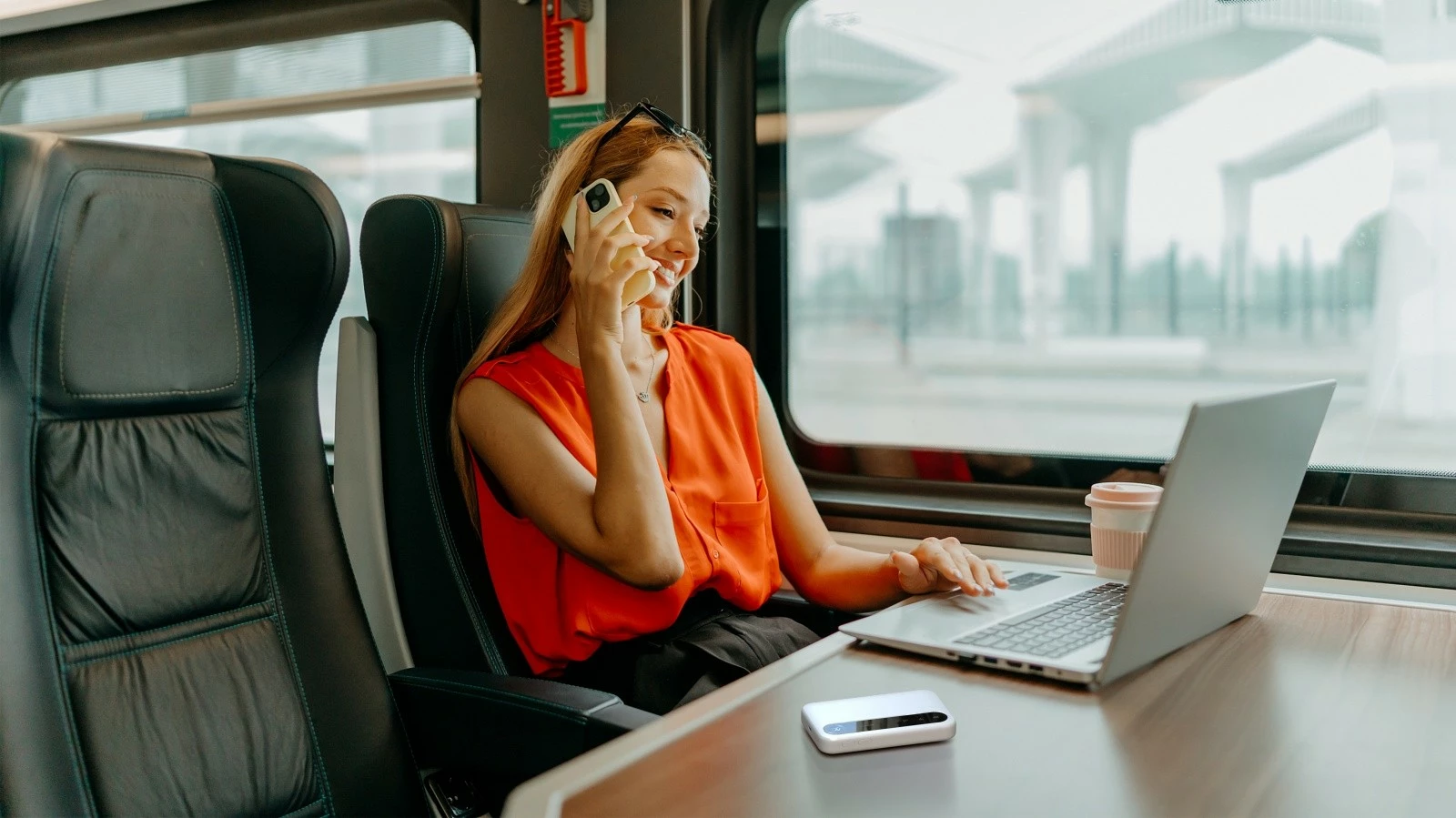 Mobilni usmerjevalnik ZTE U50 5G, WiFi 6, 4500 mAh, bel/črn