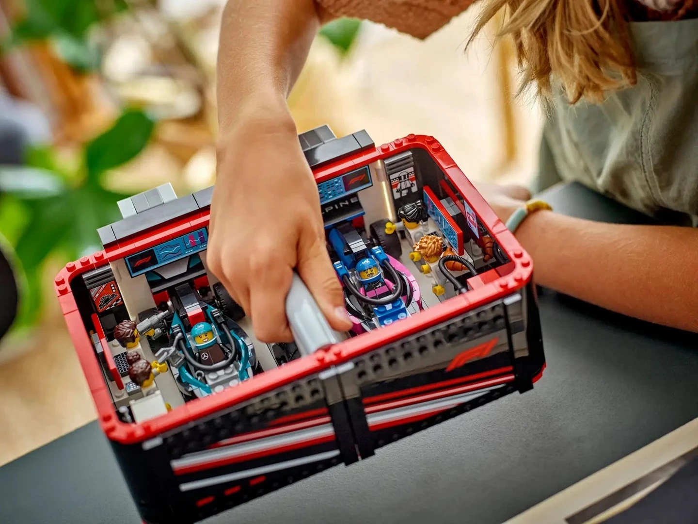 F1 garaža in dirkalna avtomobila Mercedes‑AMG in Alpine, LEGO City 60444