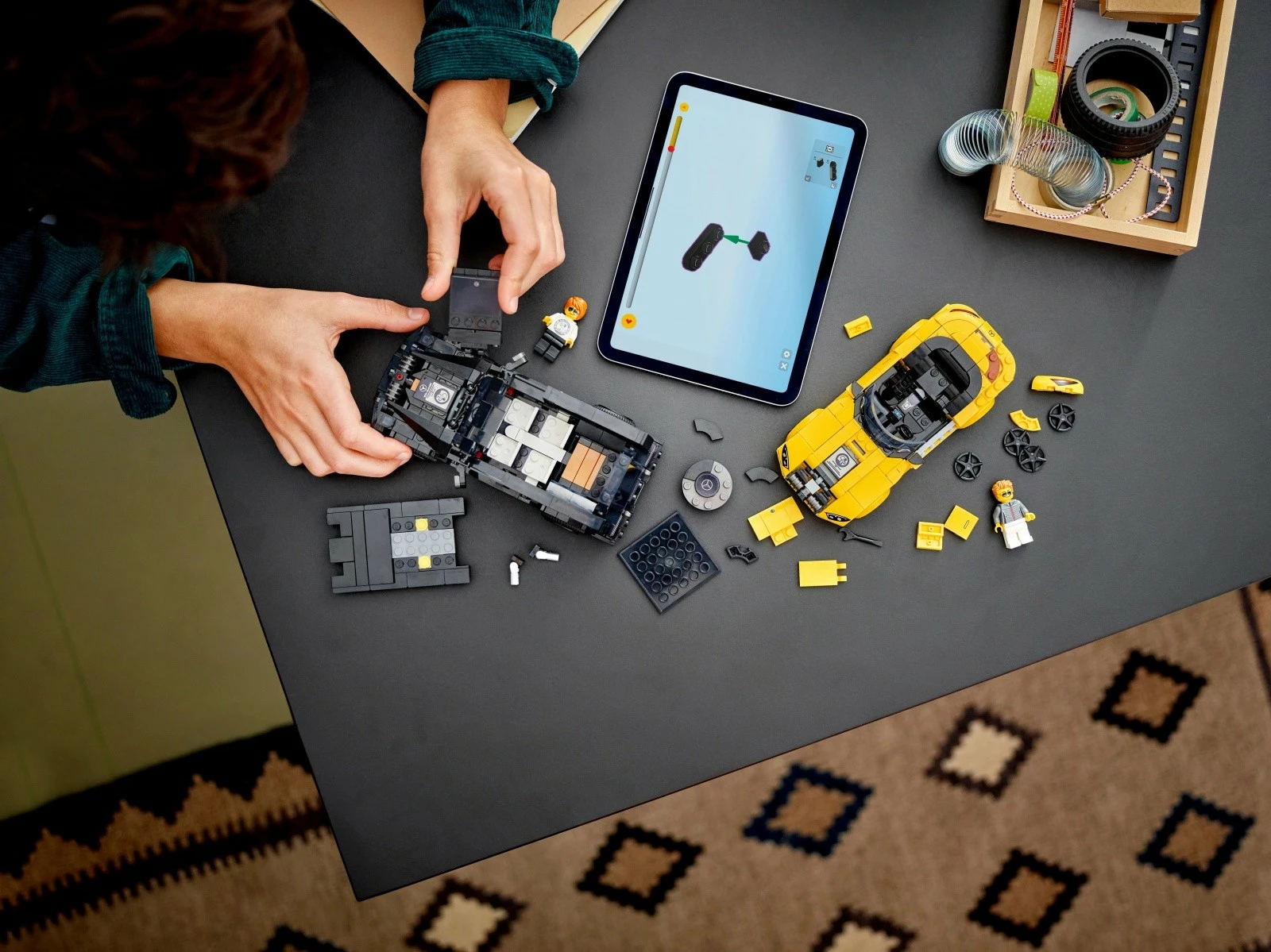 Igralni komplet LEGO Speed Champions z Mercedes‑AMG G 63 in Mercedes‑AMG SL 63, 806 delov, črn in rumen