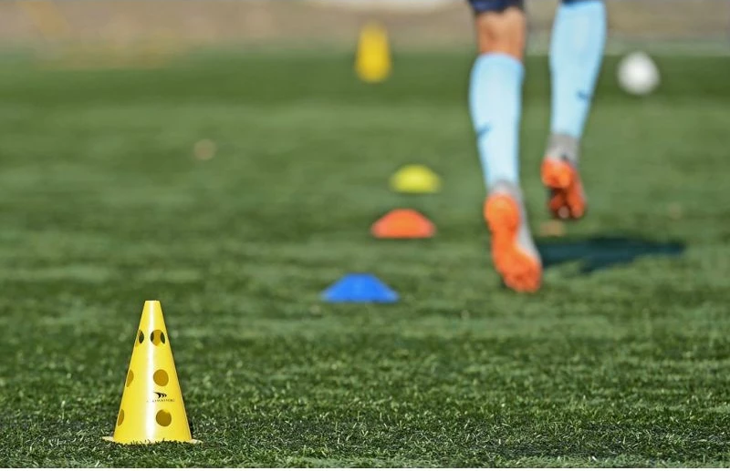 Konus za trening z luknjami Yakimasport, vijoličen