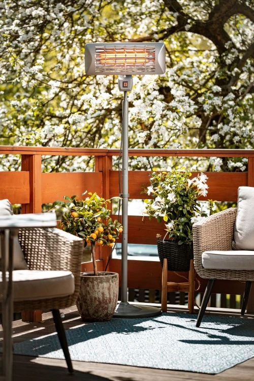 Stoječi grelec za teraso Adler Camry CR 7737, 1000/2000 W, kvarčni grelci, IP24, 14 m², višina 157–202 cm, siv