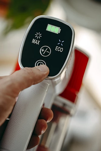 Pokončni brezžični sesalnik Adler AD 7051, 300 W, 0,6 L, 22,2 V Li-ion 2200 mAh, krtača z LED, LCD, bel/rdeč