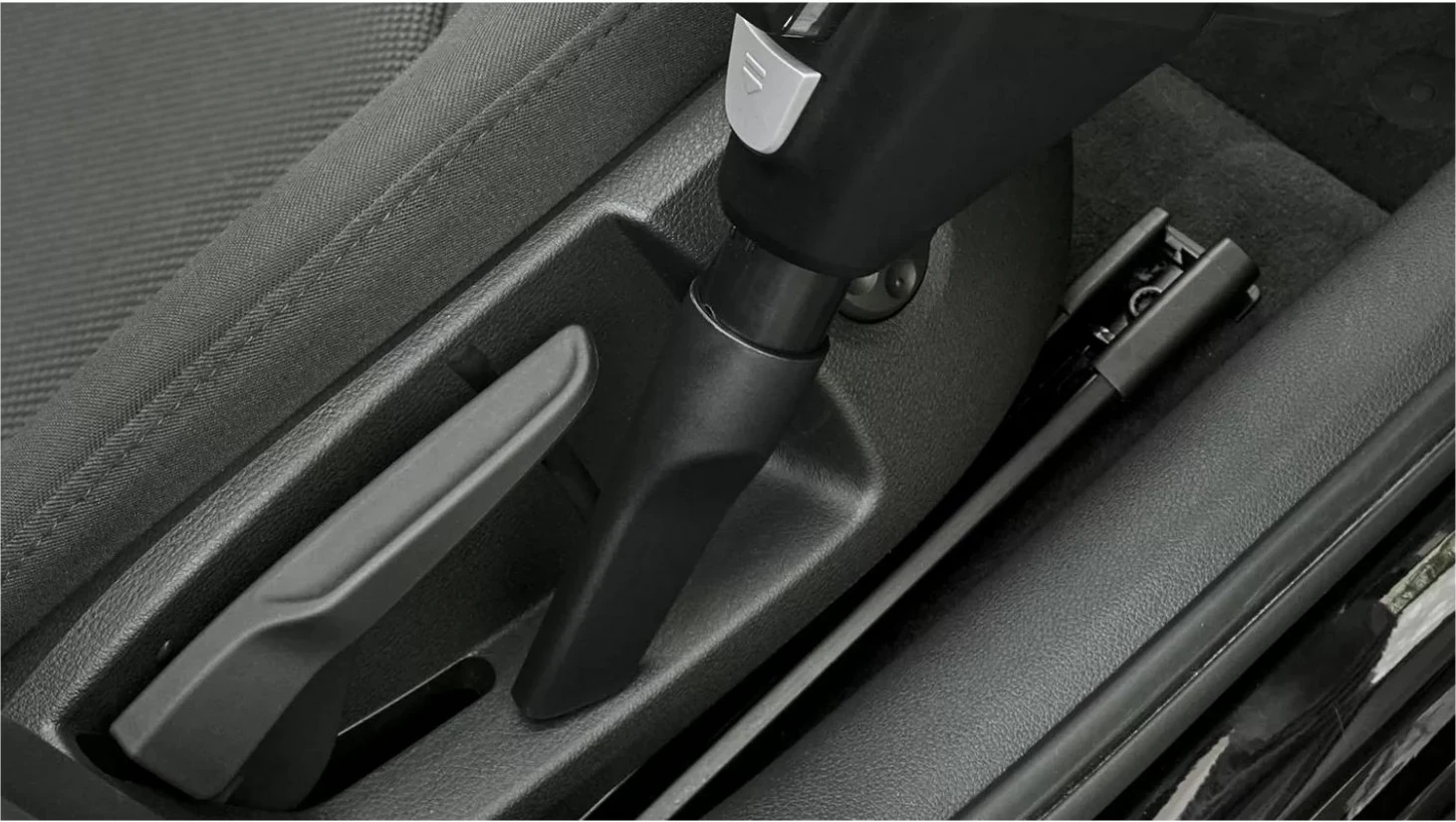 Vertikalni sesalnik brez kabla Bosch Unlimited 7 BCS711XXL, 0,3 L, belo-črn