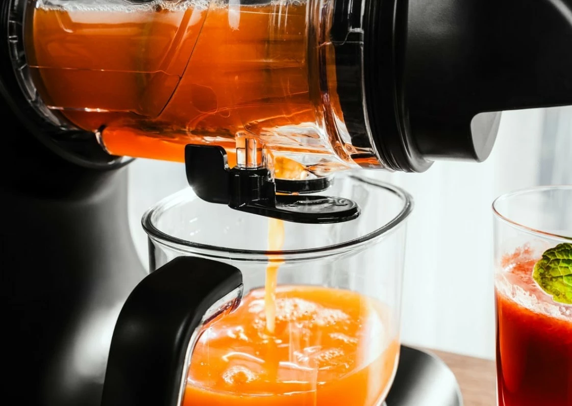 Počasen sokovnik za sadje in zelenjavo Concept Nutriboost LO7250, 200 W, 0,6 L, inox vijak, odprtina 76 mm, 65 dB, črno/krom