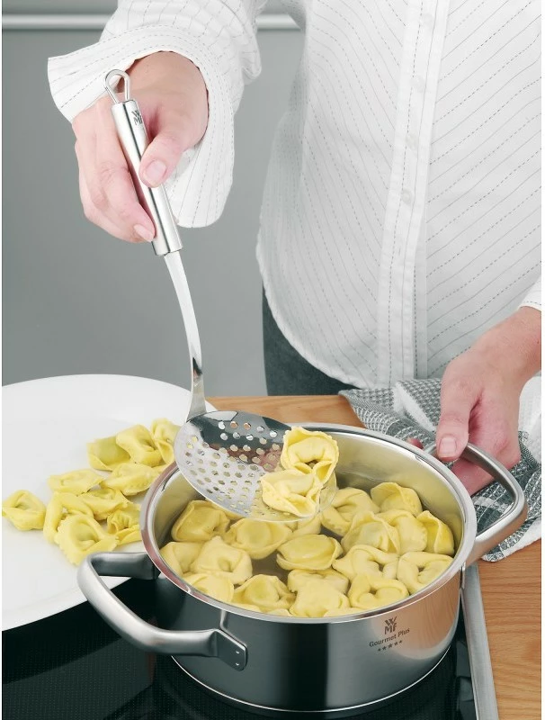 Žlica z luknjami WMF Profi Plus, iz nerjavnega jekla