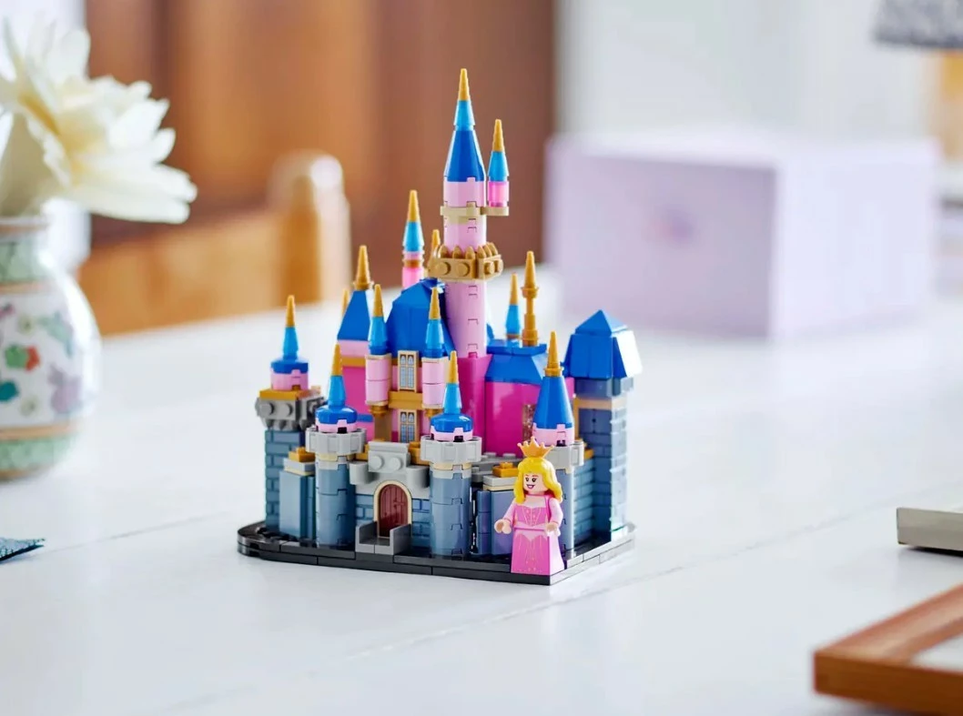 Mali grad "Little Sleeping Beauty Castle", LEGO Disney 40720, 528 kosov, roza/modra