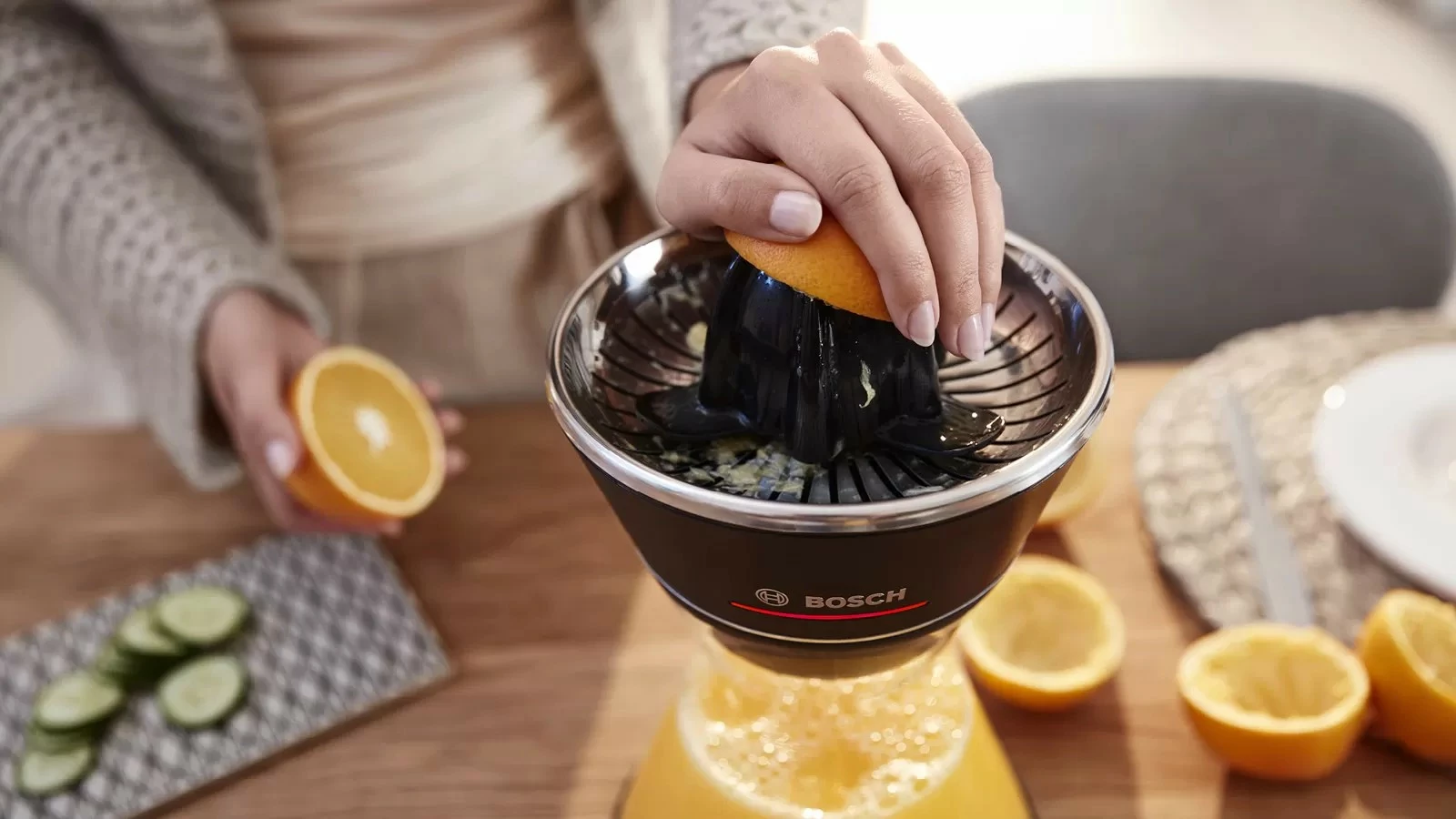 Stiskalnik citrusov Bosch MCP72GPB, 1 l, črn