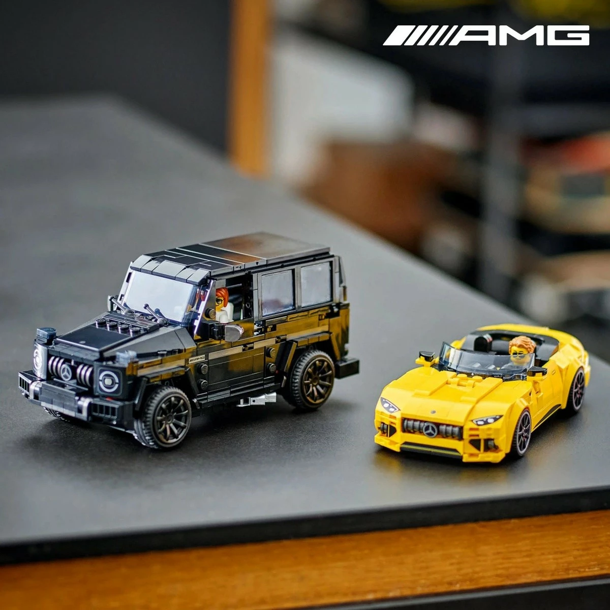 Igralni komplet LEGO Speed Champions z Mercedes‑AMG G 63 in Mercedes‑AMG SL 63, 806 delov, črn in rumen