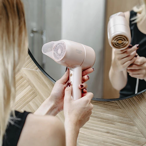 Sušilnik za lase Adler AD 2279p, 1600–1800 W, 2 hitrosti, 2 temperature, ionizacija, kabel 1,8 m, rožnat