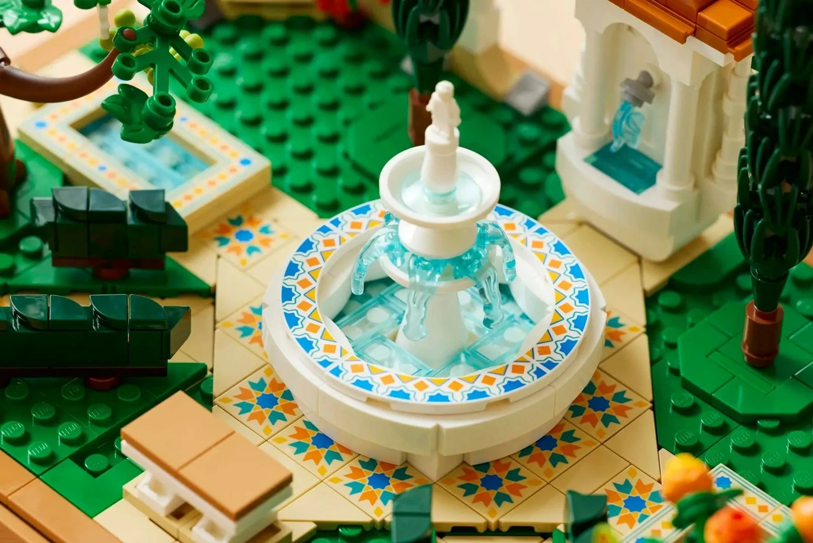 Vrt z vodnjakom LEGO ICONS 10359 Fountain Garden