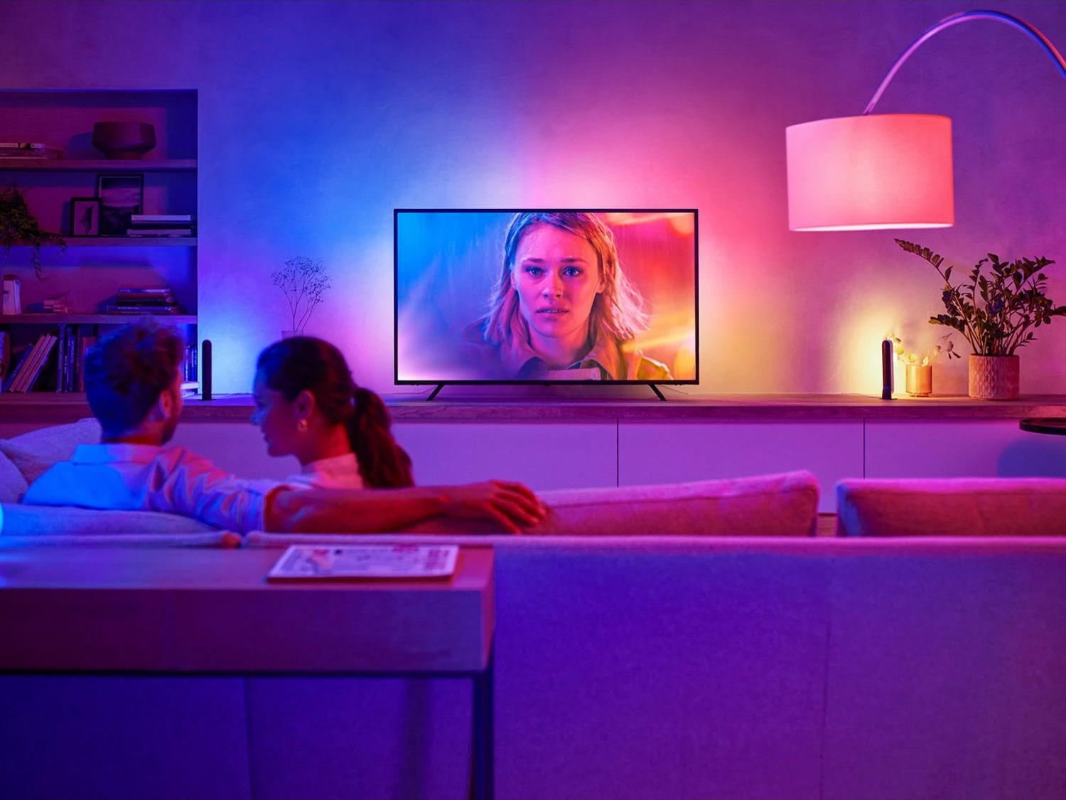 Gradientna LED luč za zabavo Philips Hue Play Lightstrip 55 inch, Bluetooth/Zigbee, črne barve