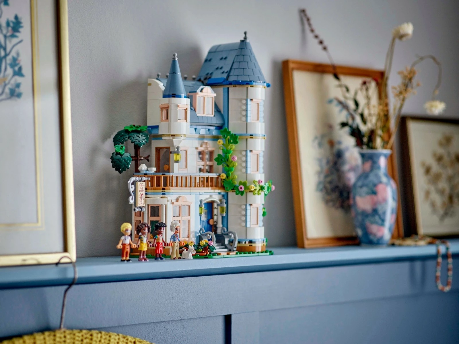 Gradna gostišča LEGO Friends Castle Inn 42638, 1311 kosov, za otroke 12+, s 4 mini-lutkami in psom, večbarvno