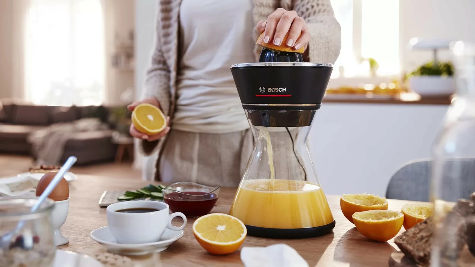 Stiskalnik citrusov Bosch MCP72GPB, 1 l, črn