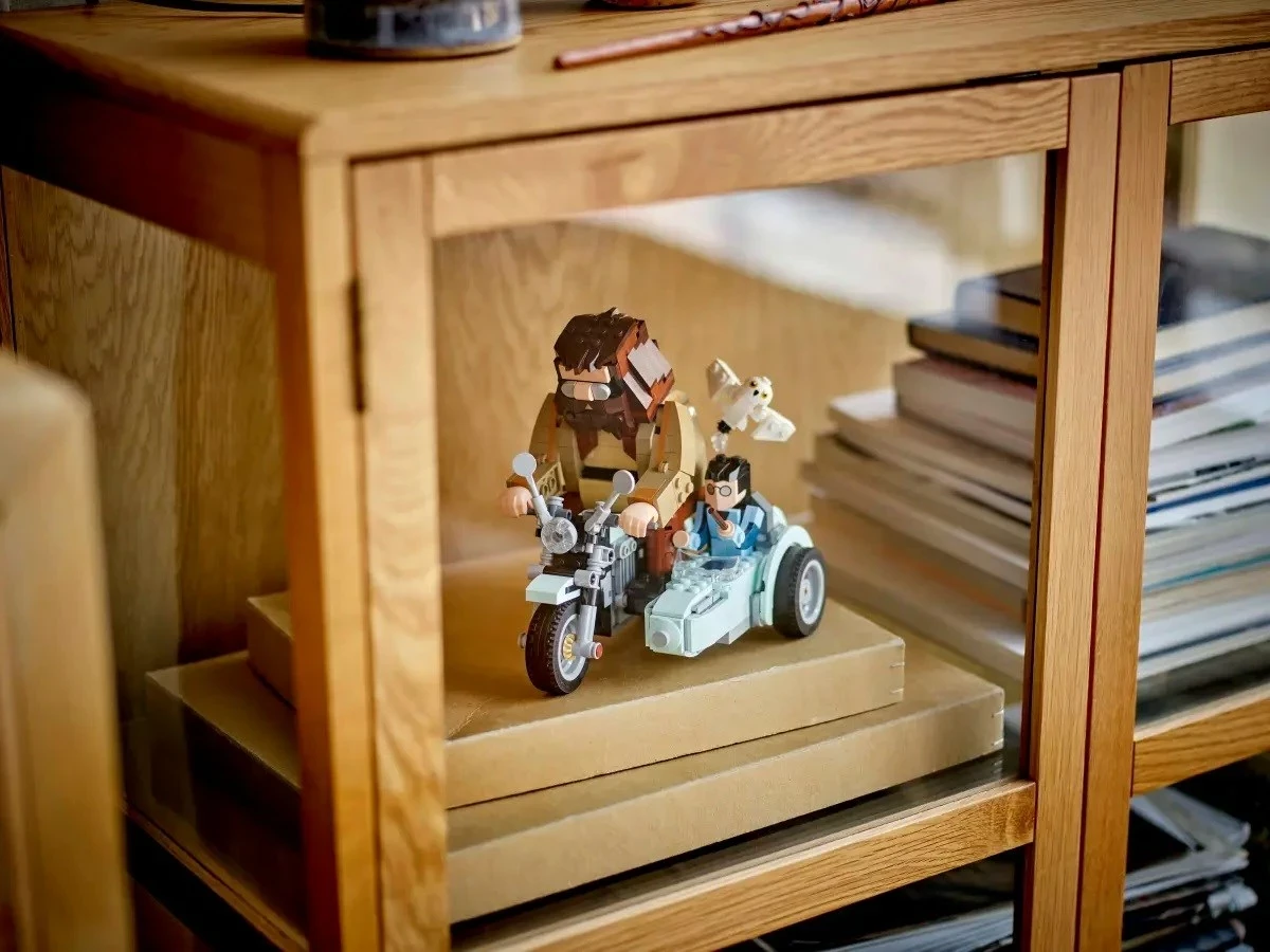 Vožnja s Hagridovim in Harryjevim motorjem, komplet LEGO Harry Potter 76443