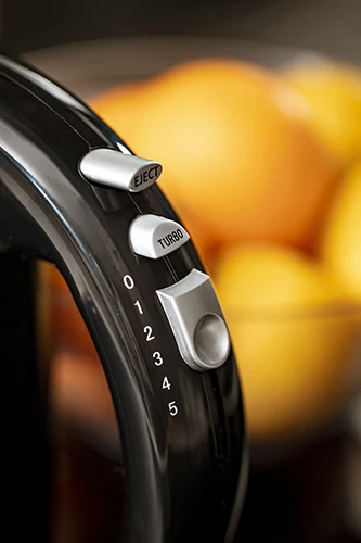 Ročni mešalnik, 300 W, 5 hitrosti, Turbo, z metlicami in kavlji iz nerjavečega jekla, Adler CR 4218, črn