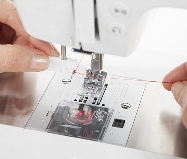 Šivalni stroj Singer C240 Featherweight, bel