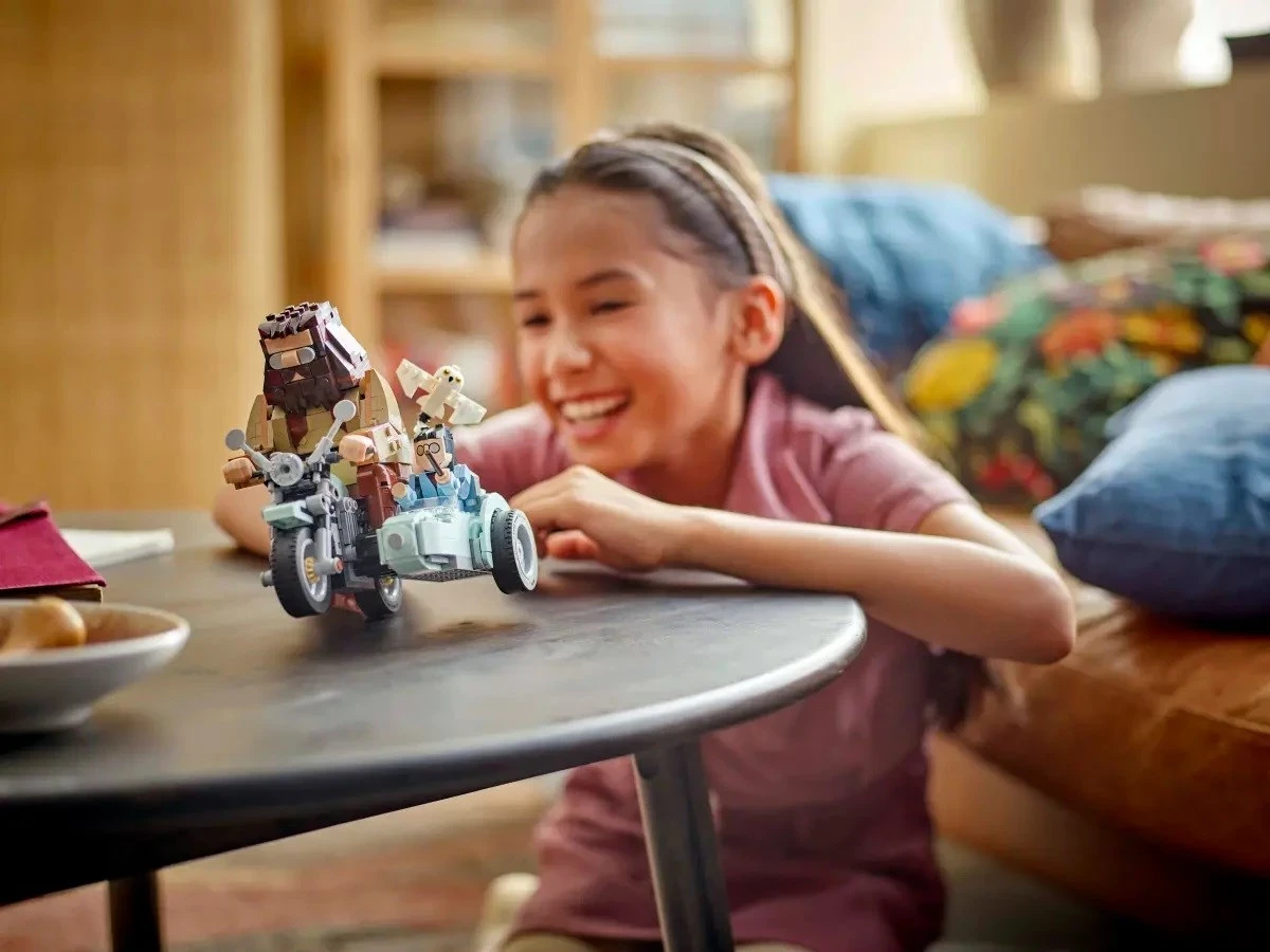 Vožnja s Hagridovim in Harryjevim motorjem, komplet LEGO Harry Potter 76443