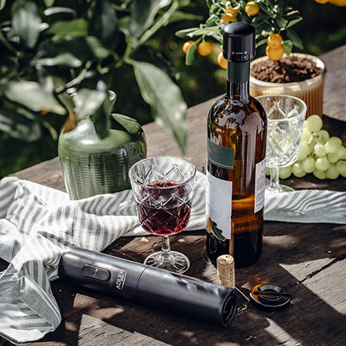 Električni odpirač za vino Adler AD 4509, z rezilom folije in zamaškom, za zamaške 20–24 mm, na 4xAA, črn, komplet