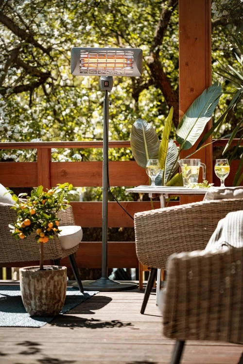 Stoječi grelec za teraso Adler Camry CR 7737, 1000/2000 W, kvarčni grelci, IP24, 14 m², višina 157–202 cm, siv